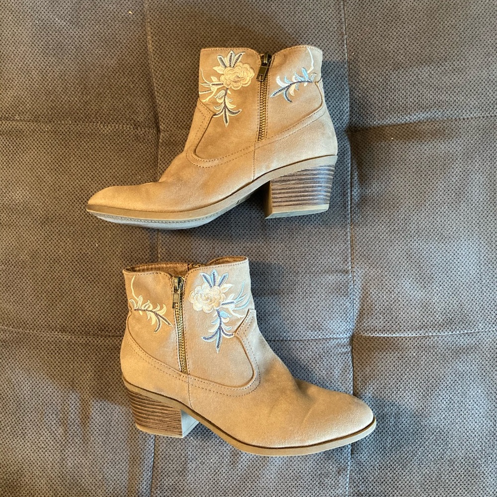 Rock & Candy by ZiGi embroidered booties size 8